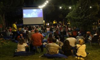 Akhisarlılar açık havada sinema keyfi yaşıyor