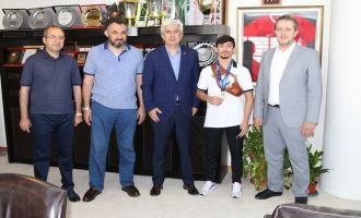 Dünya Şampiyonu Kamal, Başkan Hızlı’yı Ziyaret Etti