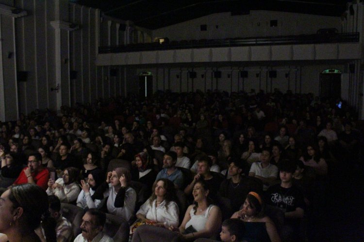 Beceriksiz Dedektifler” Akhisar’da Tıklım Tıklım Salonda Sahnelendi