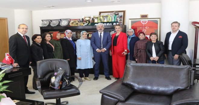 AK Parti Kadın Kollarından, Belediye Başkanı Salih Hızlı’ya ziyaret