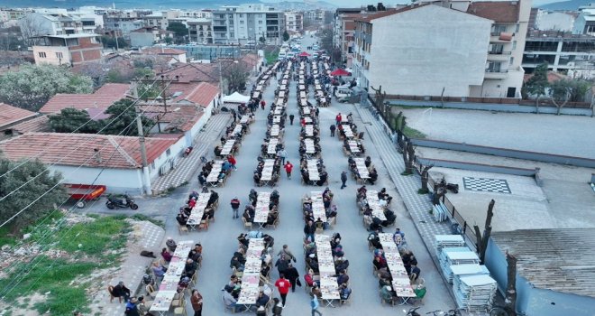Akhisar Belediye Başkanı Besim Dutlulu, iftarın bereketini Akhisarlılarla paylaşıyor