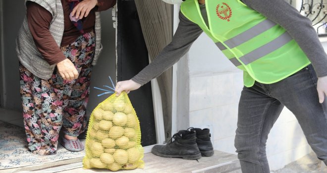 Akhisar Belediyesi, İhtiyaç Sahiplerine Ücretsiz Patates Dağıtıyor