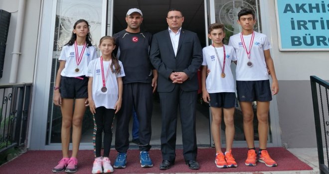 Akhisar Halk Eğitimi Merkezi Atletizm Kursiyerleri Başarılarına Bir Yenisini Ekledi