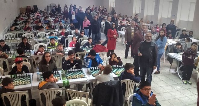 Akhisar Ulusal Egemenlik Bayramı satranç turnuvası yapıldı