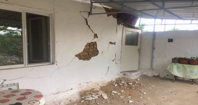 Akhisar ve Gölmarmara’da 35 ev hasar gördü