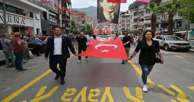 Manisa'da CHP’den   Bayram Yürüyüşü