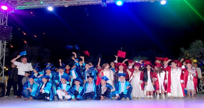 Mehmet Akif Ersoy İlköğretim Okulu Öğrencileri Mezuniyetlerini Kutladı