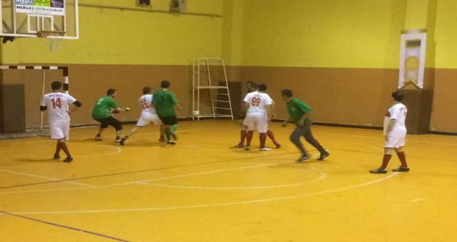 Satır Mustafa ve Taksi Zeki 2. Futsal Turnuvası çekişmeli geçiyor