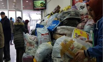 Ak Parti Akhisardan Deprem Bölgesine Yardımları Uçak İle Gönderdi