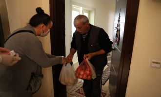 Akhisar Belediyesi 65 Yaş Üstü Vatandaşların Alışverişini Yapıyor