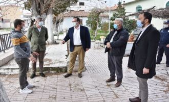 Akhisar Belediyesi, Karantinadaki Mahalle Halkına Yardım Paketi Ulaştırdı