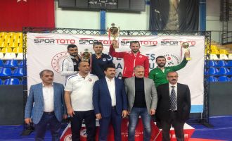 Akhisar Belediyespor genç güreşçileri tarih yazdı