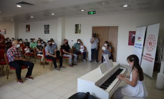 Akhisar Gençlik Merkezi Piyano Konseri ve Resim Sergisi