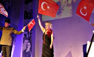Akhisar'da ''Esaretten Özgürlüğe'' Tiyatro Oyunu Büyük Beğeni Topladı