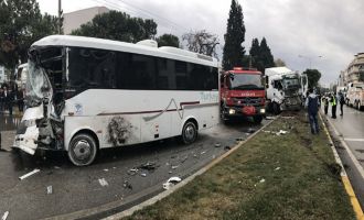 Akhisar’da feci kaza 2’si ağır 28 yaralı