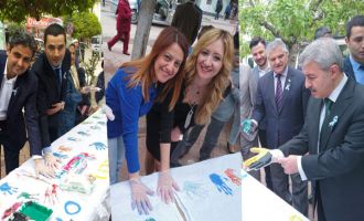 Akhisar’da Renkli Eller Otizmin Farkında etkinliği düzenlendi