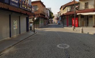 Akhisar'da Sokağa Çıkma Yasağının Ardından Cadde ve Sokaklar Boş Kaldı