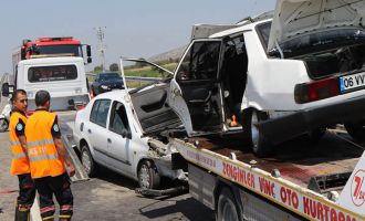 Akhisar’da trafik kazası 2 ölü 1 yaralı