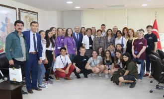 Değerler Eğitimi için Akhisar’a gelen 5 ülkeden öğrenciler Belediye’yi ziyaret etti