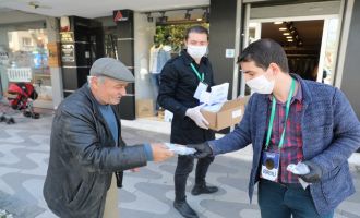 Esnaf ve Vatandaşlara Ücretsiz Maske ve Dezenfektan Dağıtıldı
