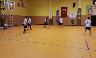 Futsal turnuvası çekişmeli geçiyor