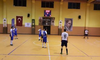 Satır Mustafa ve Taksi Zeki Futsal Turnuvasında 3 takım bir üst tura çıktı