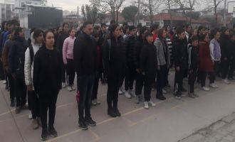Şehitlerimiz İçin Akhisar'daki Okullarda Saygı Duruşu Yapıldı
