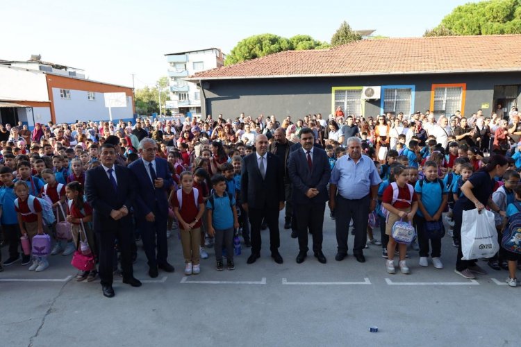 Akhisar’da Yeni Eğitim Öğretim Yılının İlk Zilini Kaymakam Mustafa Can Çaldı