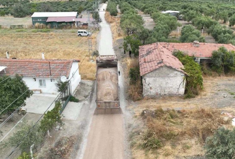 Zeytin Sezonu Öncesi Akhisar’ın Kırsal Yollarında Çalışmalar Hızlandı